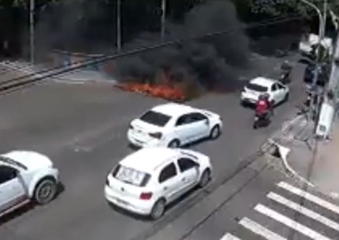 Garis bloqueiam avenida com barreira de fogo durante protesto em Manaus