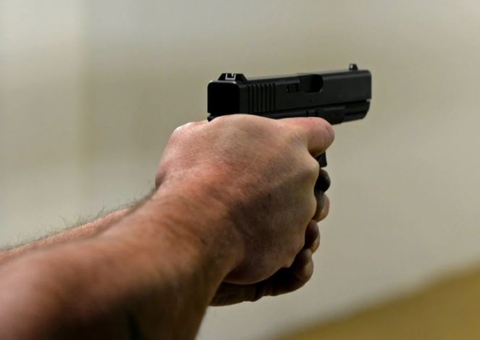 Jovem é baleado por assaltante a caminho do trabalho em Manaus