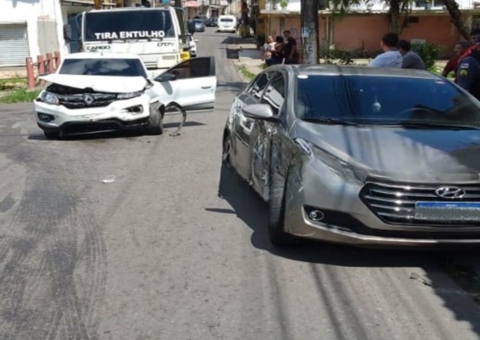Acidente entre carros deixa uma pessoa ferida em Manaus