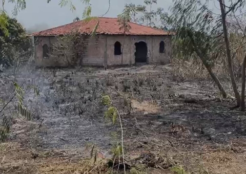 Incêndio destrói área de mata e por pouco não atinge casa em Manaus
