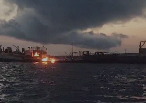 Vídeo: ataque de piratas à balsas de combustíveis termina em mega incêndio em Manaus