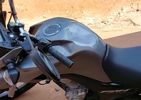 Armada com martelo, mulher invade casa e tenta roubar moto de ex no Amazonas