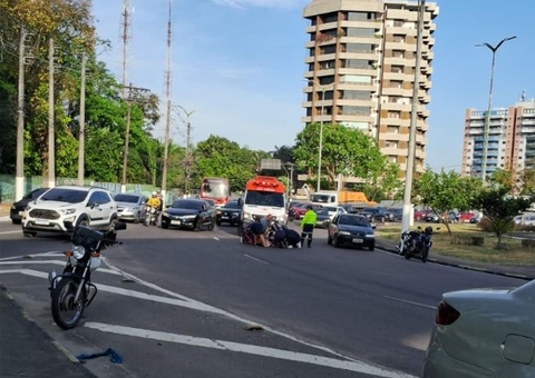 Acidente entre carro e moto deixa mulher ferida em rotatória de Manaus