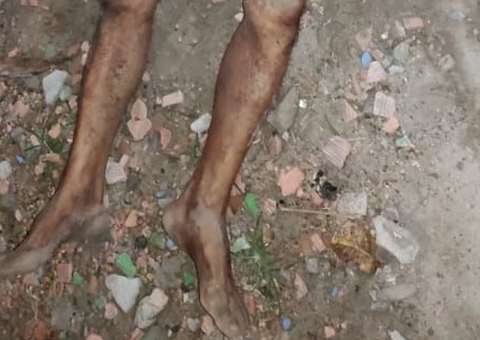 PM encontra homem morto após ser linchado na rua de casa em Manaus