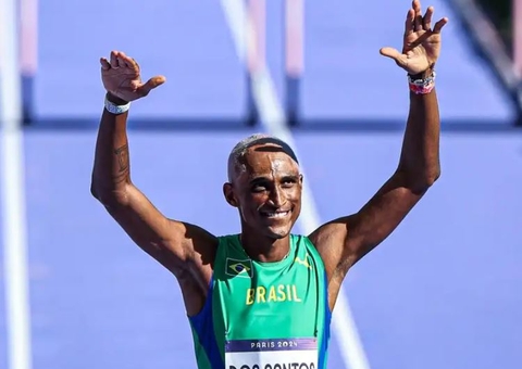 Alisson Santos estreia com vitória e está na semifinal dos 400m com barreira