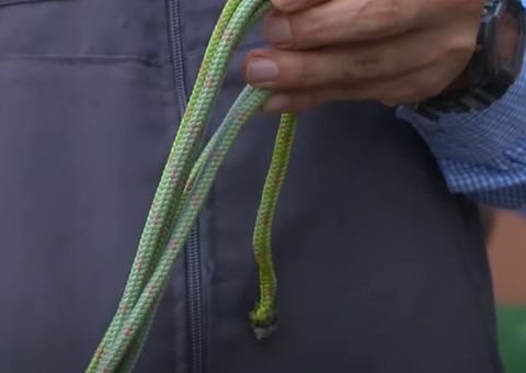 Após denúncia, crianças são encontradas amarradas à cama no escuro em Manaus