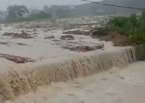 Aguaceiro e lamaçal tomam conta de avenidas na zona norte de Manaus; veja vídeos