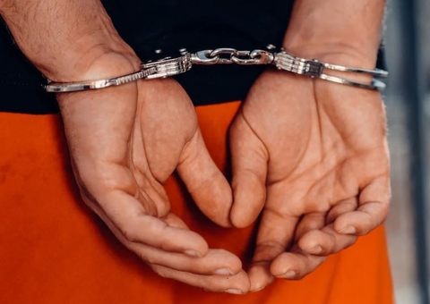 Armado, homem sai correndo pela rua ao dar de cara com viatura em Manaus