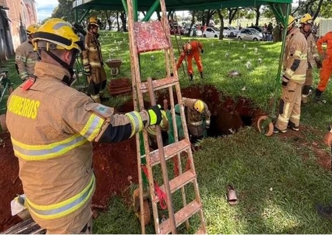 Chão de cemitério cede e dez pessoas caem em cova durante enterro