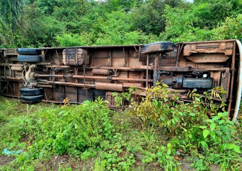 Confira imagens de acidente com ônibus que capotou na AM-070