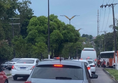 Mulher morre ao ser atropelada a caminho de feira em Manaus