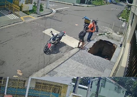 Pedestre cai em buraco após calçada ceder em Manaus; vídeo