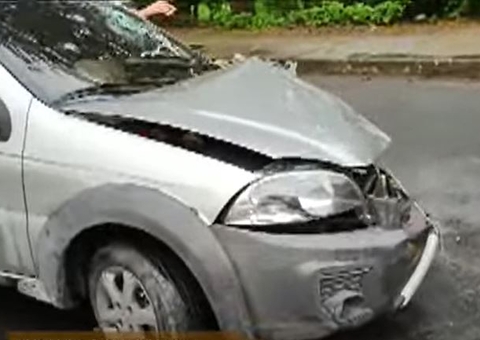 Homem cochila ao volante e arranca poste em avenida de Manaus
