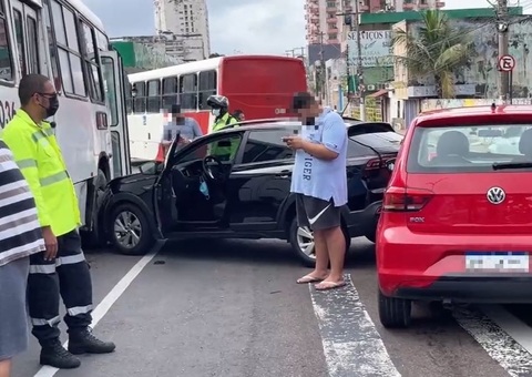 Acidente entre 3 carros e 1 ônibus causa caos na av. Constantino Nery em Manaus