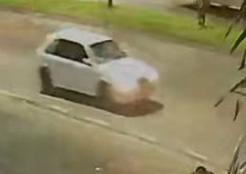 Vídeo: Carro invade calçada e atropela jovens ao chegarem em igreja de Manaus