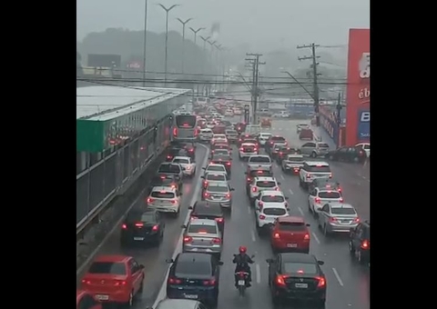 Avenida Torquato Tapajós alaga e deixa motoristas acuados durante chuva