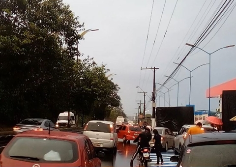 Inauguração de supermercado deixa av. Rodrigo Otávio caótica em Manaus