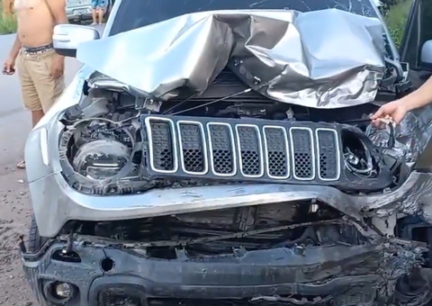 Jovem fica preso nas ferragens após acidente entre carros na AM-010