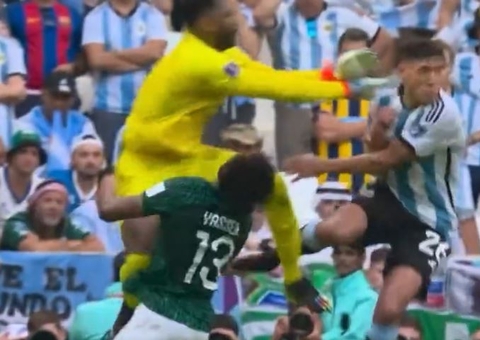 Jogador da Arábia Saudita deixa campo em maca após levar joelhada de goleiro
