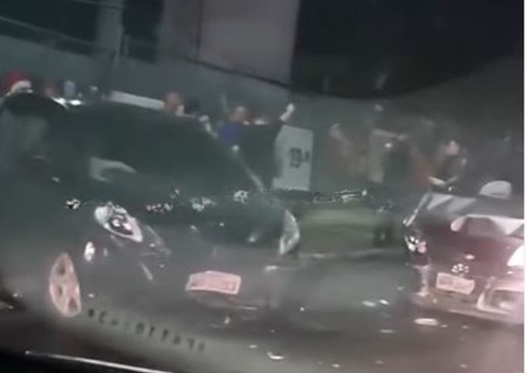 Carro invade contramão e provoca acidente grave em avenida de Manaus