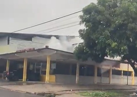 Incêndio atinge restaurante no Alvorada; veja vídeo