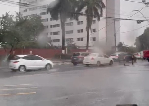 Quarta-feira de Cinzas começa com chuva forte e raios em Manaus