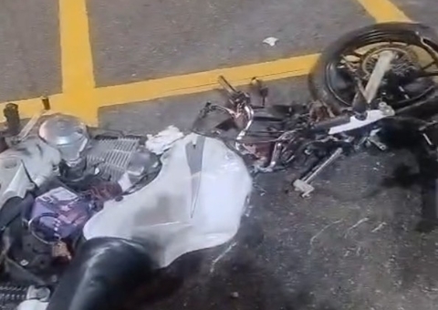 Carro na contramão atropela homem e despedaça motocicleta na Av. Constantino Nery