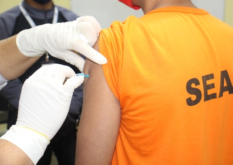 Detentos são vacinados contra Covid-19 em Manaus