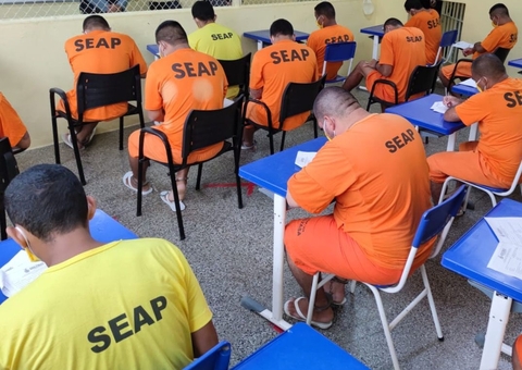Provão Supletivo para regularizar escolaridade de detentos é realizado em cadeias de Manaus