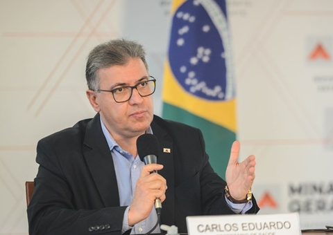 Secretário de Saúde de Minas Gerais é exonerado por furar fila de vacinação