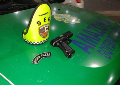 Dupla em moto é presa enquanto atacava pedestre para roubar celular no Japiim