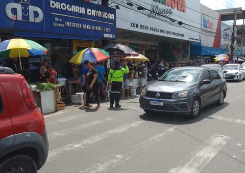Trânsito em áreas comerciais é fiscalizado durante período natalino em Manaus