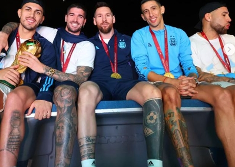 Messi e seleção argentina desfilam em Buenos Aires