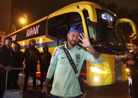 Seleção brasileira desembarca em Lima para jogo diante do Peru