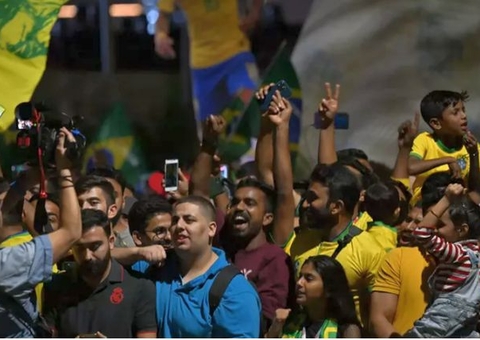 Brasil atrai multidão e é recebido com festa no hotel em Doha