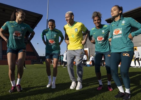 Seleção feminina completa treina com apoio de Richarlison
