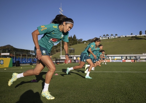Pia comanda primeiro treino da seleção feminina com grupo completo