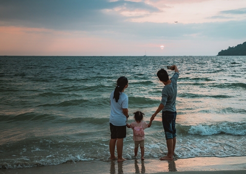 China passa a permitir três filhos por casal