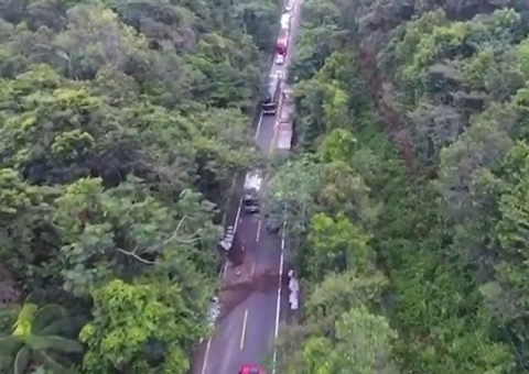 Motorista perde controle de carreta e tomba na BR-174, no Amazonas