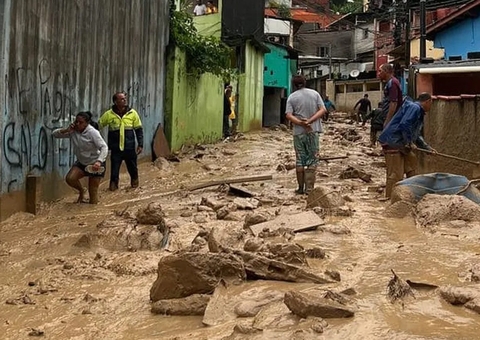 Chef produz 10 mil marmitas e lidera arrecadação para vítimas do litoral de SP