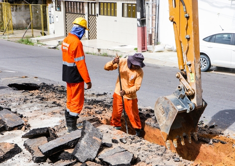 Crateras se abrem em rua após rede de drenagem romper em Manaus