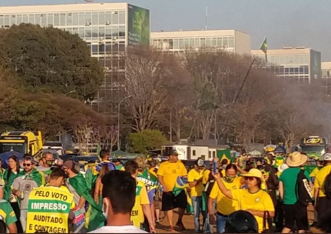 Sem máscaras, apoiadores de Bolsonaro se aglomeram na Esplanada dos Ministérios