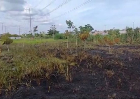 Caminhão-pipa é usado para conter incêndio no Igarapé do Mindu, em Manaus