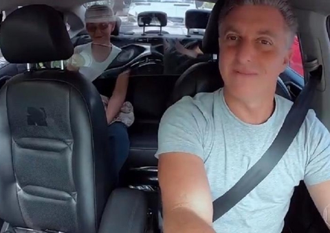 Luciano Huck é criticado por quadro do ‘Caldeirão’ em táxi sem máscara