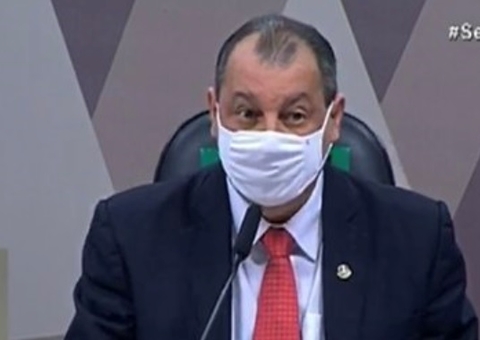 'Não precisa de babá para responder', diz Omar após Flávio interromper CPI