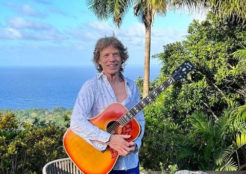 Lucas Jagger aparece no colo do pai Mick Jagger no aniversário de 70 anos do cantor