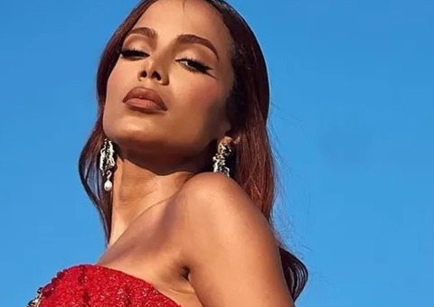 Na Itália, Anitta arranca elogios em foto com ator italiano Simone Susinna: 'casalzão'