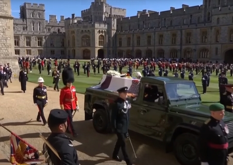 Família real dá último adeus ao príncipe Philip; veja imagens