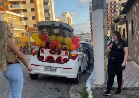 Viúva recebe carro de som com carta deixada por MC Kevin; assista