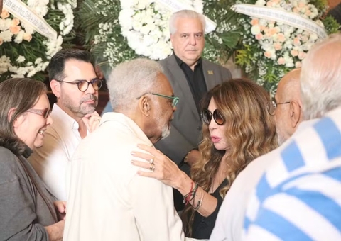 Familiares e artistas dão último adeus a Nana Caymmi em velório no Rio